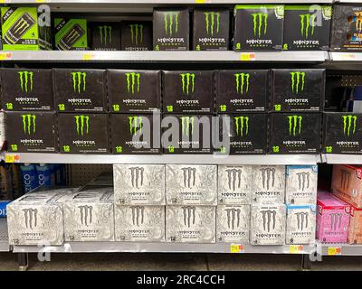 Norfolk, NE, USA - 12. Mai 2023: Eine Ausstellung von Monster Energy Drinks in einem Walmart Store ohne Menschen. Stockfoto