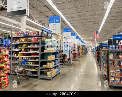Norfolk, NE, USA - 12. Mai 2023: Ein Gang eines Lebensmittelgeschäfts in einem Walmart Store ohne Menschen. Stockfoto