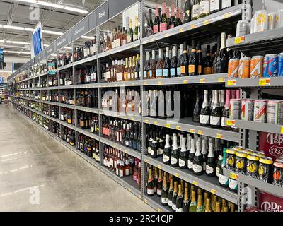 Norfolk, NE, USA - 12. Mai 2023: Champagner und Wein in einem Walmart Store ohne Menschen. Stockfoto