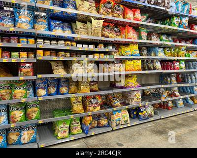 Norfolk, NE, USA - 12. Mai 2023: Der Torilla Chip Aisle in einem Walmart Store ohne Leute. Stockfoto