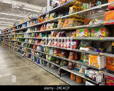 Norfolk, NE, USA - 12. Mai 2023: The Potato Chip Aisle in a Walmart Store without people. Stockfoto