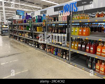 Norfolk, NE, USA - 12. Mai 2023: The Hard Liquor Aisle in a Walmart Store With No People. Stockfoto
