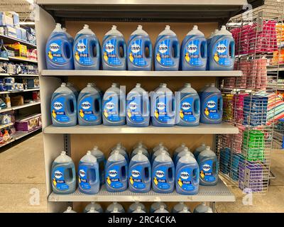 Norfolk, NE, USA - 12. Mai 2023: Eine Ausstellung von Dawn DishSOAP in einem Walmart Store ohne Menschen. Stockfoto