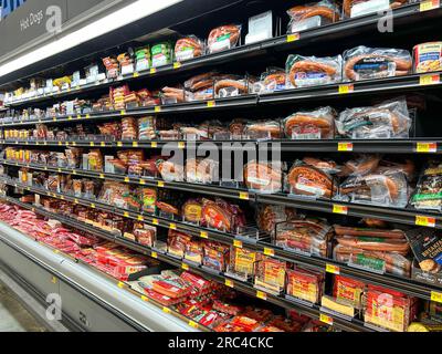 Norfolk, NE, USA - 12. Mai 2023: Die abgepackte Würstchen- und Hot Dog-Gasse in einem Walmart Store ohne Menschen. Stockfoto