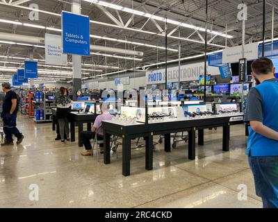 Norfolk, NE, USA - 12. Mai 2023: The Electronics Department in a Walmart Store with People. Stockfoto
