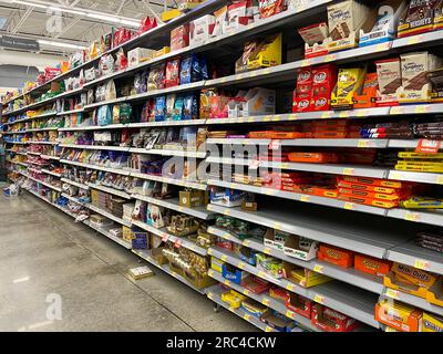 Norfolk, NE, USA - 12. Mai 2023: The Chocolate Candy Aisle in a Walmart Store With No people. Stockfoto