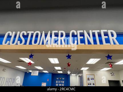 Norfolk, NE, USA - 12. Mai 2023: Der Kundenservice-Schalter in einem Walmart Store ohne Personen. Stockfoto