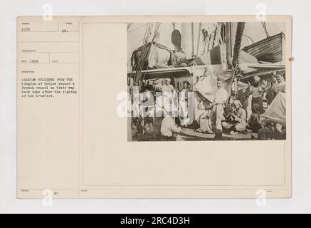 Arabische Soldaten aus dem Königreich Hejaz kehren nach der Unterzeichnung des Waffenstillstands 1919 auf einem französischen Schiff nach Hause zurück. Die Soldaten werden in Militärkleidung gesehen und das Bild ist nummeriert von 1076, aufgenommen vom Fotografen Reco. In den Notizen wird die Schiffsnummer als 774 angegeben. Stockfoto