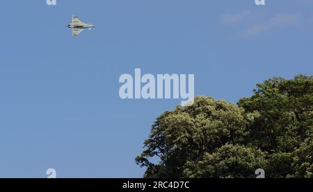 RAF-Taifun über der Ness in Shaldon während der Teignmouth Air-Show 2023. Stockfoto