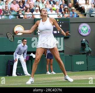 London, Großbritannien. 12. Juli 2023. Die belarussische Arnya Sabalenka spielt bei der Wimbledon-Meisterschaft 2023 in London am Mittwoch, den 12. Juli 2023 eine Rückhand in ihrem Women's Quarter-Final gegen die American Madison Keys. Foto: Hugo Philpott/UPI Credit: UPI/Alamy Live News Stockfoto