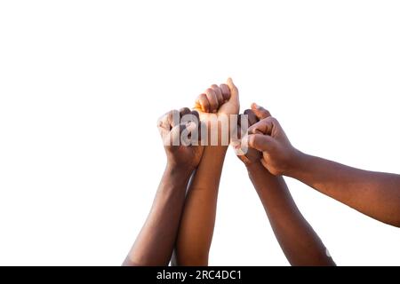 Vier Fäuste afrikanischer Menschen vereint in den Himmel, Foto mit transparentem Hintergrund und Kopierraum. Stockfoto