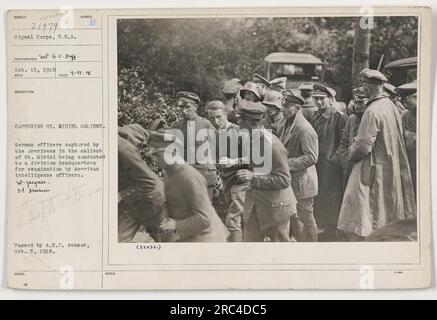 Ein gefangener deutscher Offizier wird aus dem Salient von St. Mihiel in ein Divisionshauptquartier zur Untersuchung durch amerikanische Geheimdienstoffiziere im Ersten Weltkrieg. Dieses Foto wurde am 12. September 1918 vom Signal Corps der USA aufgenommen und am 5. Oktober 1918 vom A.E.F.-Zensor genehmigt. Stockfoto