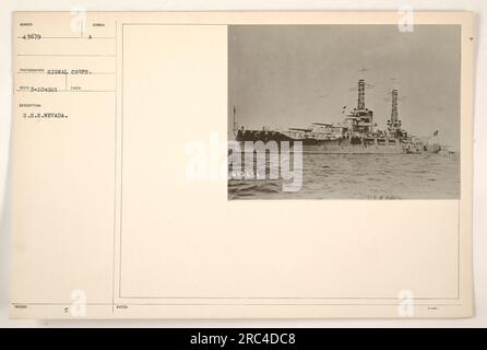 U.S.S. Nevada, ein Schlachtschiff unter der amerikanischen Marine, im Ersten Weltkrieg gefangen. Das Foto wurde vom Signalkorps aufgenommen und ist mit der Nummer 43679 gekennzeichnet. Das Schiff wird mitten im Kampf gezeigt und zeigt seine militärische Stärke. Stockfoto