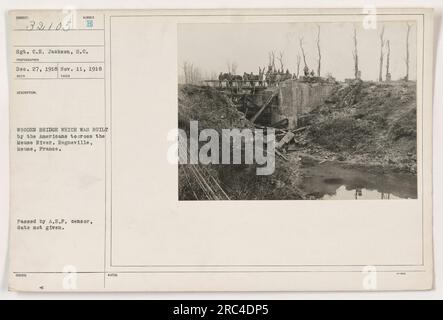 Amerikanische Soldaten bauten während des Ersten Weltkriegs eine Holzbrücke über den Fluss Meuse in Regneville, Meuse, Frankreich, am 27. Dezember 1918. Dieses Foto wurde von Sergeant C.H. Jackson und vom A.E.P. Zensor genehmigt. Stockfoto