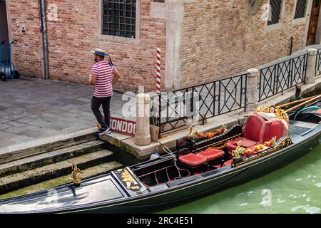 Venedig, Italien: Eine Mischung aus Touristen, Gondeln und engen Gassen. Die einheimische Bevölkerung lebt inmitten atemberaubender Architektur und bezauberndem Venetien Stockfoto