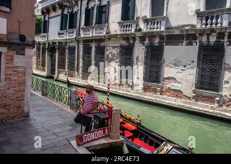 Venedig, Italien: Eine Mischung aus Touristen, Gondeln und engen Gassen. Die einheimische Bevölkerung lebt inmitten atemberaubender Architektur und bezauberndem Venetien Stockfoto