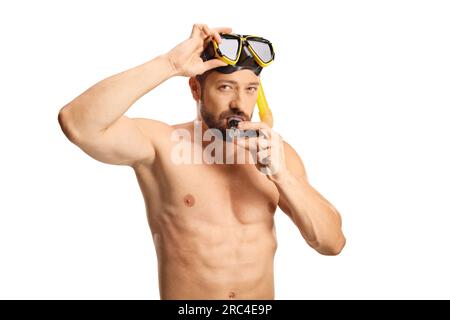 Junger Mann, der eine Tauchermaske aufsetzt, isoliert auf weißem Hintergrund Stockfoto