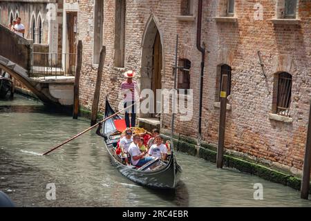 Venedig, Italien: Eine Mischung aus Touristen, Gondeln und engen Gassen. Die einheimische Bevölkerung lebt inmitten atemberaubender Architektur und bezauberndem Venetien Stockfoto