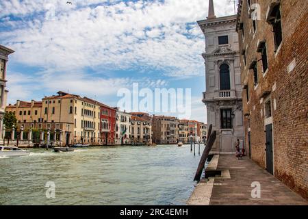 Straßen und Kanäle von Venedig in Italien, farbenfrohes und malerisches romantisches Touristenziel Stockfoto