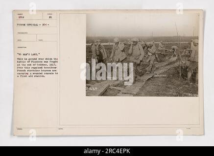 Französische Soldaten tragen einen verwundeten Kameraden auf einer Bahre im „No man's Land“, dem Schlachtfeld der Schlacht von Flandern im Oktober 1917. Dieses Foto wurde von einem offiziellen französischen Fotografen aufgenommen und ist Teil der Fotografien, die amerikanische Militäraktivitäten während des Ersten Weltkriegs dokumentieren Militarygeschichte Weltkriegs Stockfoto