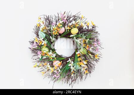 Festivals, religiös, Ostern, Blumenkranz dekoriert mit bunten Eiern. Dekorationen Stockfoto