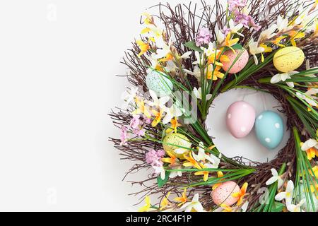 Festivals, religiös, Ostern, Blumenkranz dekoriert mit bunten Eiern. Dekorationen Stockfoto