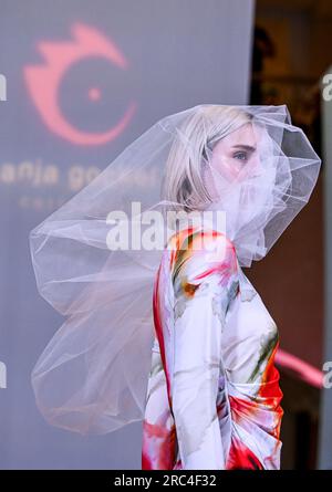 Berlin, Deutschland. 12. Juli 2023. Ein Modell zeigt eine Kreation der Designerin Anja Gockel während der Berliner Modewoche im Hotel Adlon. Kredit: Jens Kalaene/dpa/Alamy Live News Stockfoto