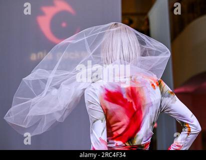 Berlin, Deutschland. 12. Juli 2023. Ein Modell zeigt eine Kreation der Designerin Anja Gockel während der Berliner Modewoche im Hotel Adlon. Kredit: Jens Kalaene/dpa/Alamy Live News Stockfoto