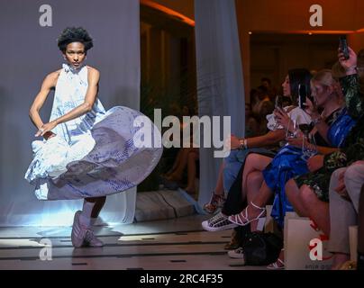 Berlin, Deutschland. 12. Juli 2023. Ein Modell zeigt eine Kreation der Designerin Anja Gockel während der Berliner Modewoche im Hotel Adlon. Kredit: Jens Kalaene/dpa/Alamy Live News Stockfoto