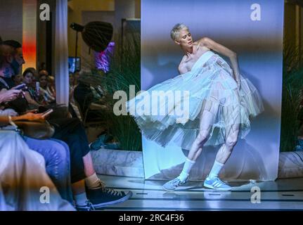 Berlin, Deutschland. 12. Juli 2023. Ein Modell zeigt eine Kreation der Designerin Anja Gockel während der Berliner Modewoche im Hotel Adlon. Kredit: Jens Kalaene/dpa/Alamy Live News Stockfoto