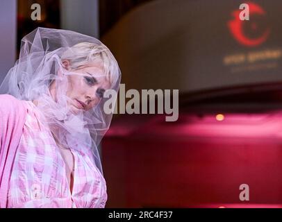 Berlin, Deutschland. 12. Juli 2023. Ein Modell zeigt eine Kreation der Designerin Anja Gockel während der Berliner Modewoche im Hotel Adlon. Kredit: Jens Kalaene/dpa/Alamy Live News Stockfoto