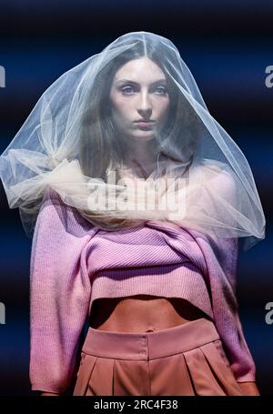 Berlin, Deutschland. 12. Juli 2023. Ein Modell zeigt eine Kreation der Designerin Anja Gockel während der Berliner Modewoche im Hotel Adlon. Kredit: Jens Kalaene/dpa/Alamy Live News Stockfoto