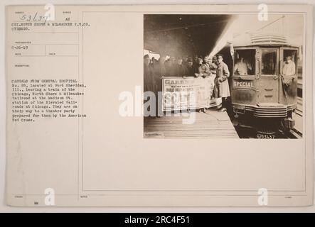 CASUALS AUS DEM ALLGEMEINEN KRANKENHAUS Nr. 28 in Fort Sheridan, Illinois, verlassen einen Zug der Chicago, North Shore & Milwaukee Railroad an der Madison Street Station der Elevated Railroads in Chicago. Sie sind auf dem Weg zu einer Theaterparty, vorbereitet vom amerikanischen Roten Kreuz. Stockfoto