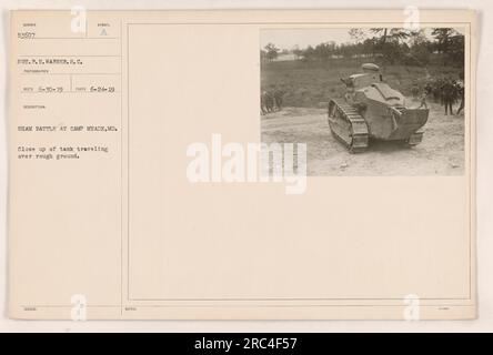 Panzermanöver durch unwegsames Gelände während einer Scheinschlacht im Camp Meade, Maryland. Aufgenommen am 24. Juni 1919 vom Fotografen P. E. Warner. Die Nahaufnahme des Tanks zeigt die Intensität und Herausforderungen, denen sich das amerikanische Militär im Ersten Weltkrieg gegenübersah Stockfoto