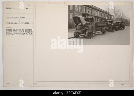 Lastwagen aus der Quartermaster Corps Garage in Washington, D.C. sind auf diesem Foto ausgestellt, das 1919 aufgenommen wurde. Die LKW mit der Identifikationsnummer 68072 werden vom Quartermaster Corps für verschiedene Aktivitäten im Zusammenhang mit militärischem Material und Logistik eingesetzt. Das Bild wurde von einem Fotografen des Signalkorps aufgenommen und wird unter dem Symbol RECU-10-1921 gespeichert. Stockfoto