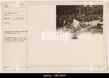 Homecoming Parade der 28. Division in Philadelphia, Pennsylvania. Dieses Foto zeigt fünf verwundete Soldaten aus Battery F, 197. Field Artillery, während der Parade. Das Bild wurde am 15. Mai 1919 aufgenommen, und alle scheinen trotz ihrer Verletzungen in guter Stimmung zu sein. Stockfoto