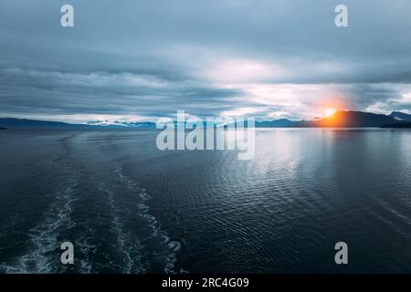 Bootstour nach Alaska, Kreuzfahrtschiff segelt durch malerische Landschaften, Berge und Seen. Stockfoto