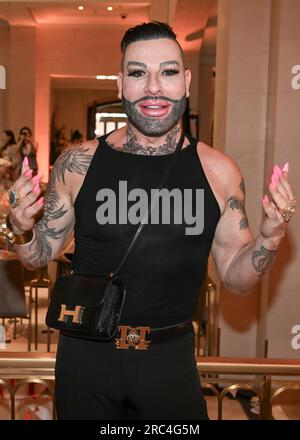 Berlin, Deutschland. 12. Juli 2023. Designer Harald Glööckler kommt zur Berliner Modewoche für Anja Gockels Show im Hotel Adlon. Kredit: Jens Kalaene/dpa/Alamy Live News Stockfoto