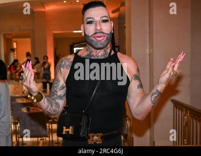 Berlin, Deutschland. 12. Juli 2023. Designer Harald Glööckler kommt zur Berliner Modewoche für Anja Gockels Show im Hotel Adlon. Kredit: Jens Kalaene/dpa/Alamy Live News Stockfoto