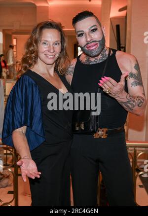 Berlin, Deutschland. 12. Juli 2023. Designer Anja Gockel und Harald Glööckler kommen zur Berliner Modewoche für die Anja Gockel Show im Hotel Adlon. Kredit: Jens Kalaene/dpa/Alamy Live News Stockfoto