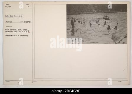 Soldaten des Camp Devens in Ayer, Massachusetts, erhalten im Rahmen ihrer ROTC-Ausbildung Schwimmunterricht. Auf diesem Foto, das Sergeant Joe Hits am 2. August 1920 gemacht hat, ist der Tatort im Lager. Die Identifikationsnummer für dieses Bild lautet 69.042. Stockfoto