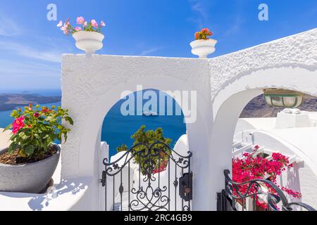 Griechenland Inseln, malerischer Panoramablick auf das Meer der Insel Santorin von der Spitze des Dorfes Fira. Stockfoto