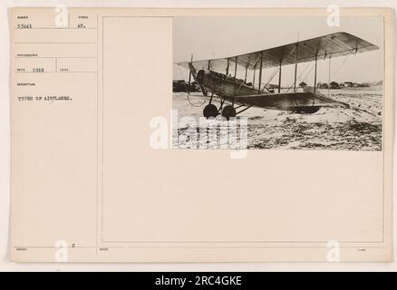 „Foto von 1919, das verschiedene Flugzeugtypen zeigt, die während des Ersten Weltkriegs verwendet wurden. Das Bild zeigt eine Vielzahl von Flugzeugen, die auf technologische Fortschritte im Bereich der Luftfahrt hinweisen. In der Bildunterschrift steht, dass dies Foto Nummer 53441 ist, aufgenommen von einem nicht identifizierten Fotografen. Die Beschreibung besagt, dass das Bild Flugzeugtypen aus den 1890er Jahren erfasst.“ Stockfoto