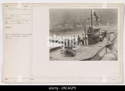 Dieses Foto wurde von Pvt. Kelly am 26. Februar 1919 aufgenommen und zeigt einen Blick vom Deck eines Schiffes auf den Bug. Der Standort ist London, England. Das Schiff im Fokus ist ein deutsches U-Boot U 155. Dieses Bild wurde während des Ersten Weltkriegs aufgenommen und ist für die Dokumentation militärischer Aktivitäten von Bedeutung. Stockfoto