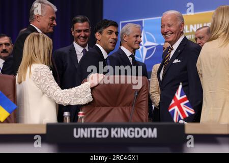 Vilnius, Litauen. 12. Juli 2023. Litauens Präsident Gitanas Nauseda, der britische Premierminister Rishi Sunak, USA Präsident Joe Biden, der italienische Ministerpräsident Giorgia Meloni, wird am zweiten Tag des NATO-Gipfels am 12. Juli 2023 in Vilnius, Litauen, als sie ankommen. Foto: Simon Dawson/No. 10 Downing Street/ Kredit: UPI/Alamy Live News Stockfoto