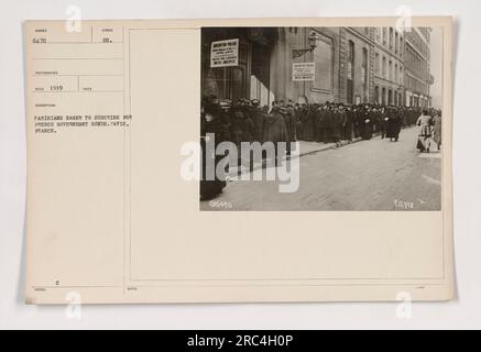 Eine Gruppe von Parisern versammelt sich in einem öffentlichen Umfeld, um französische Staatsanleihen im späten 1919. Zeitraum zu zeichnen. Sie scheinen begierig und enthusiastisch zu sein, einen Beitrag zum französischen Darlehen zu leisten. Das Foto wurde in Paris, Frankreich, aufgenommen. FOTOGRAF ROT 1919 BESCHREIBUNG. Stockfoto