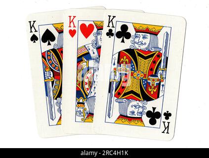 Klassische Spielkarten mit drei Königen auf weißem Hintergrund. Stockfoto