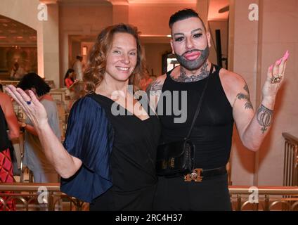 Berlin, Deutschland. 12. Juli 2023. Designer Anja Gockel und Harald Glööckler kommen zur Berliner Modewoche für die Anja Gockel Show im Hotel Adlon. Kredit: Jens Kalaene/dpa/Alamy Live News Stockfoto