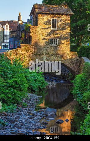 Tagsüber Blick auf das Bridge House, Ambleside, Lake District National Park, Cumbria, England, Großbritannien Stockfoto