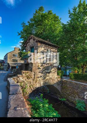 Tagsüber Blick auf das Bridge House, Ambleside, Lake District National Park, Cumbria, England, Großbritannien Stockfoto